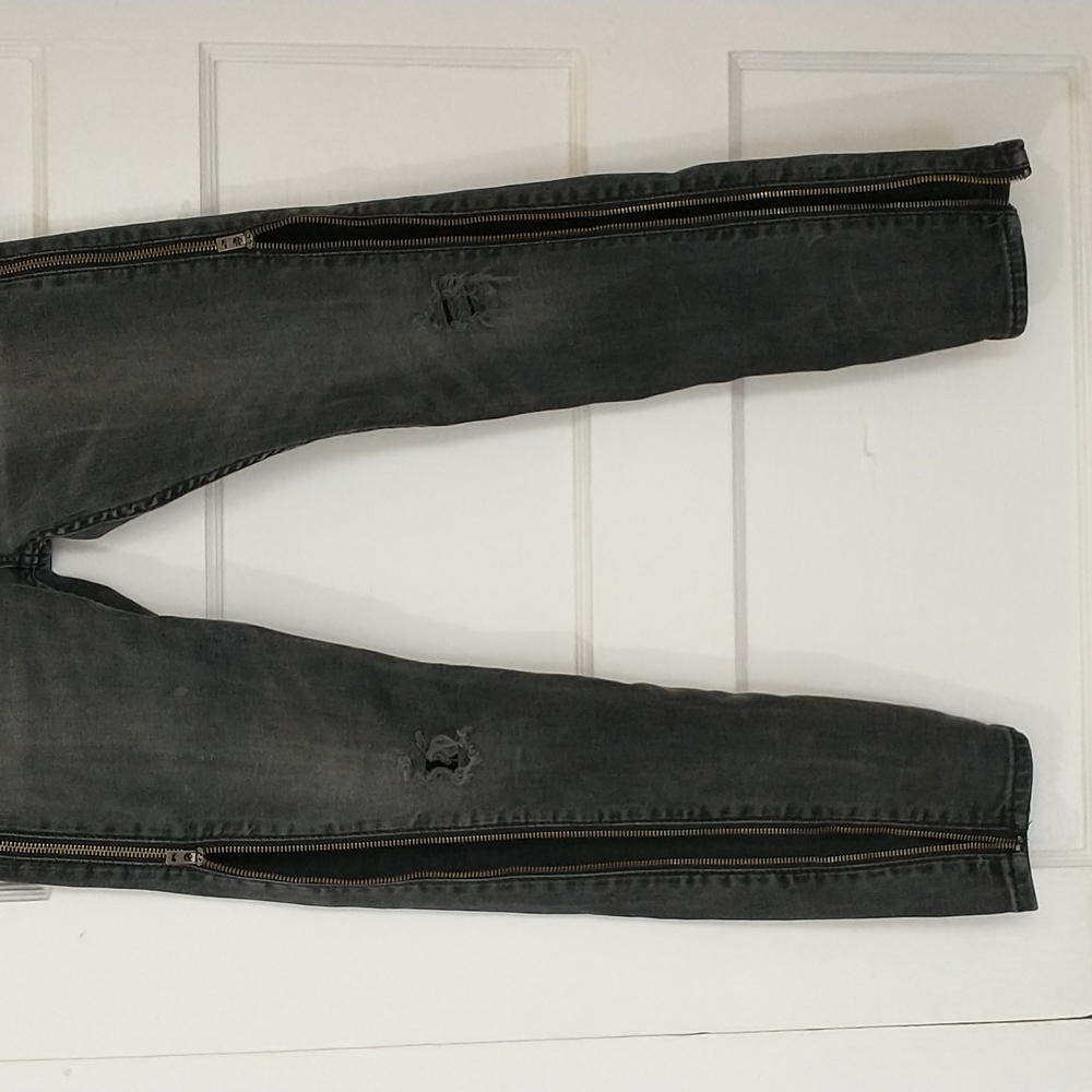 Levi's Premium zippered legs distressed black jeans 👖